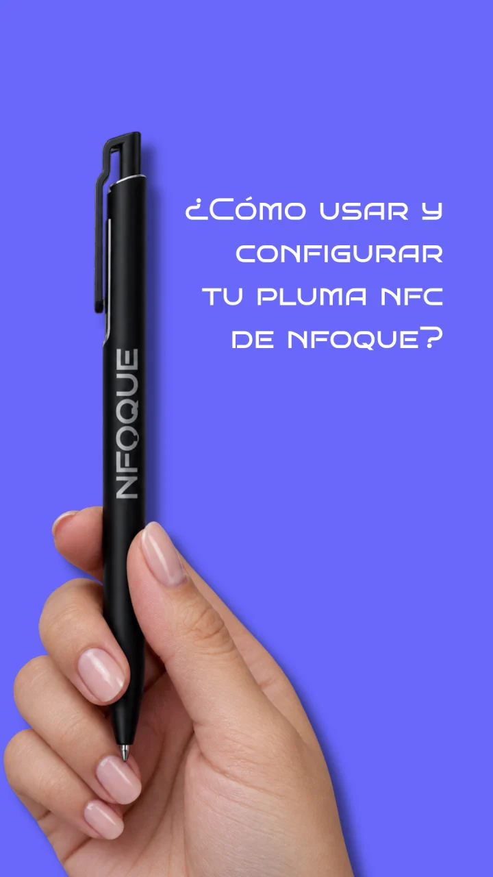 Una mano sostiene una pluma negra con el logotipo de Nfoque, junto al título: ¿Cómo usar y configurar tu pluma NFC de Nfoque?